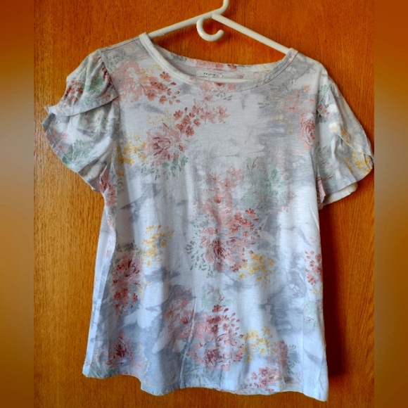 3/$20-Maurices Tulip Sleeve Shirt Size M - Picture 4 of 10